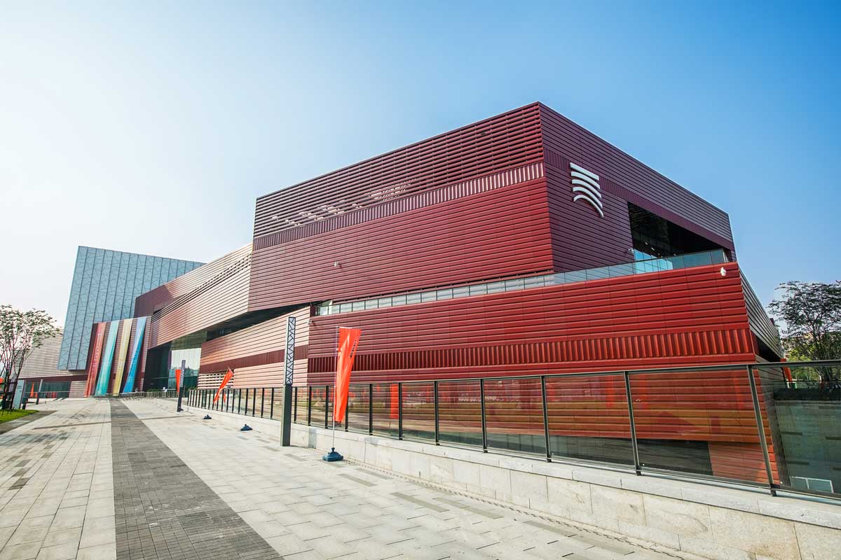 湖南省美術館の赤色釉薬テラコッタパネル.jpg