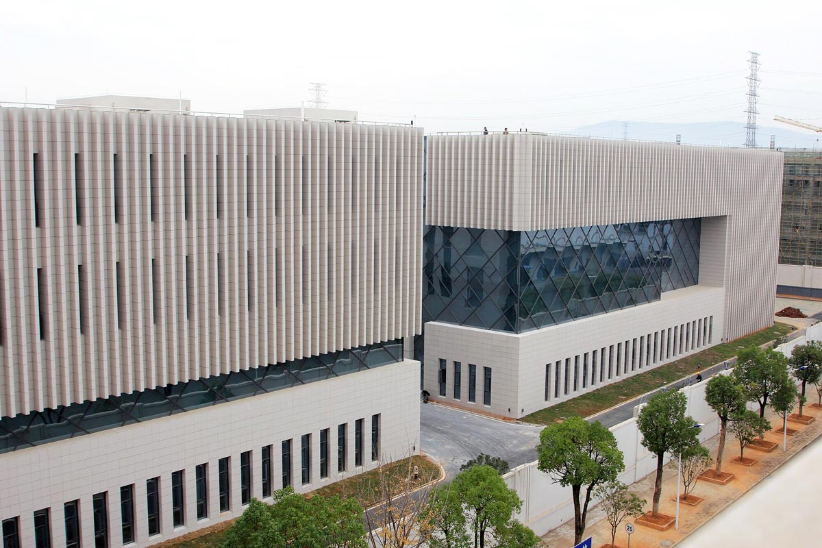 垂直テラコッタ建築ライン.jpg