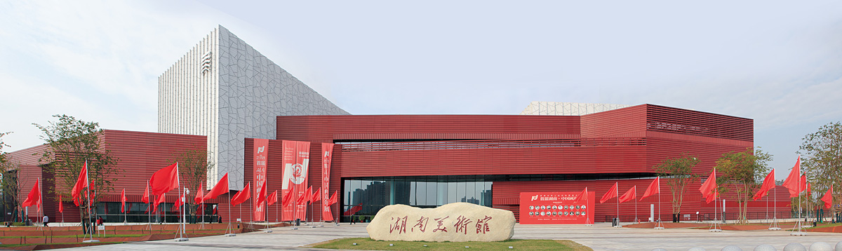 美術館のテラコッタファサード正面.jpg