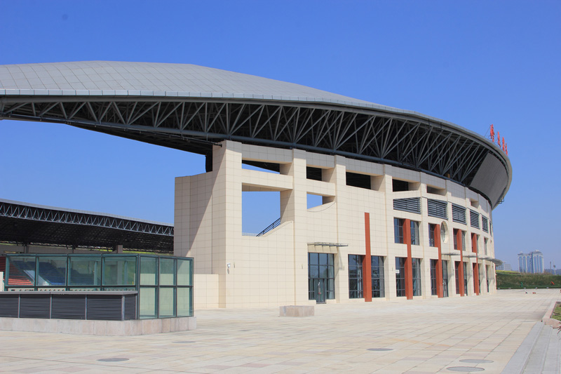 スポーツセンターに採用されたテラコッタ建築外装システム.jpg
