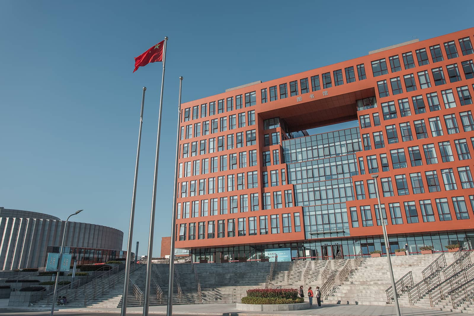図書館前の沈床式広場.jpg
