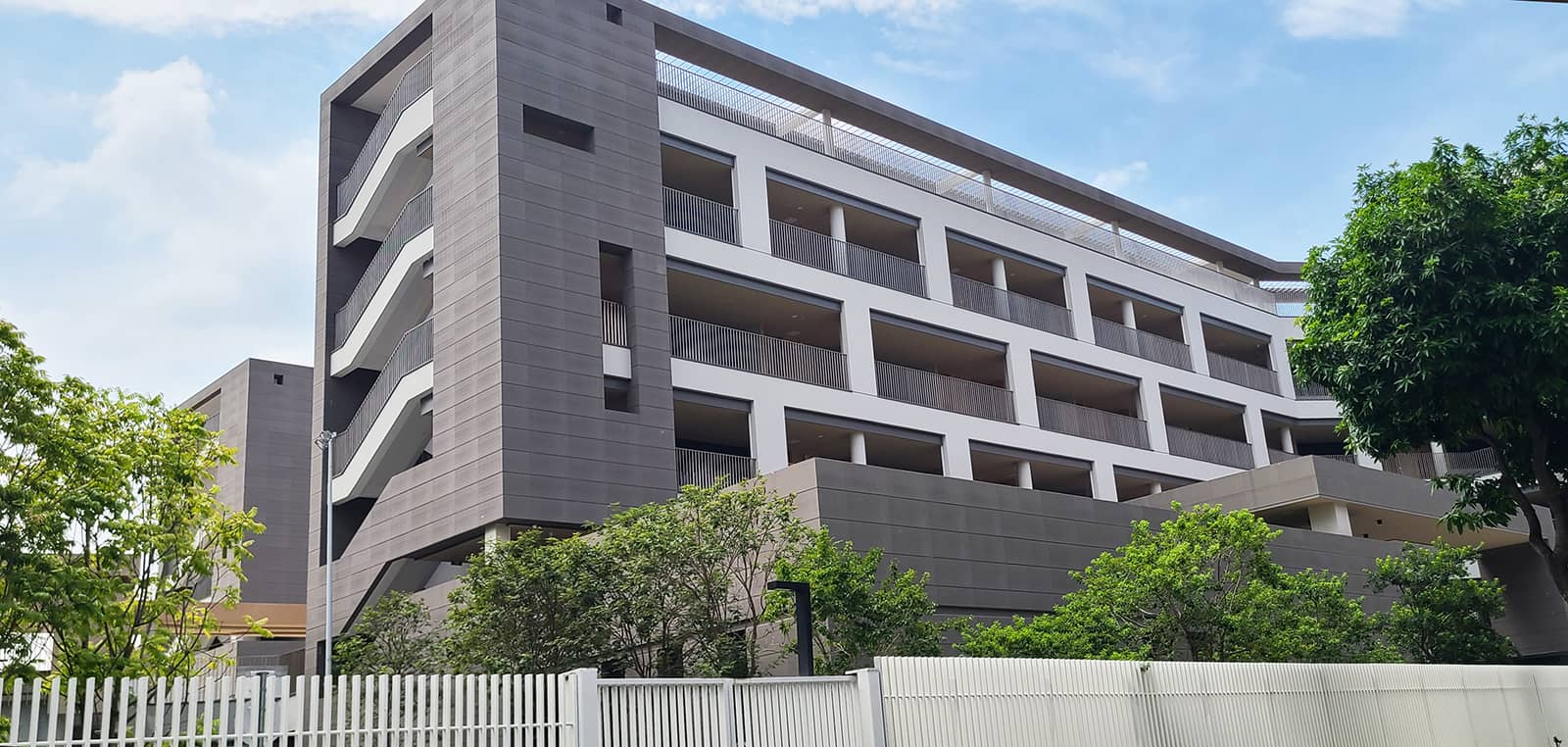 東莞中学に採用されたLOPOテラコッタ製品.jpg