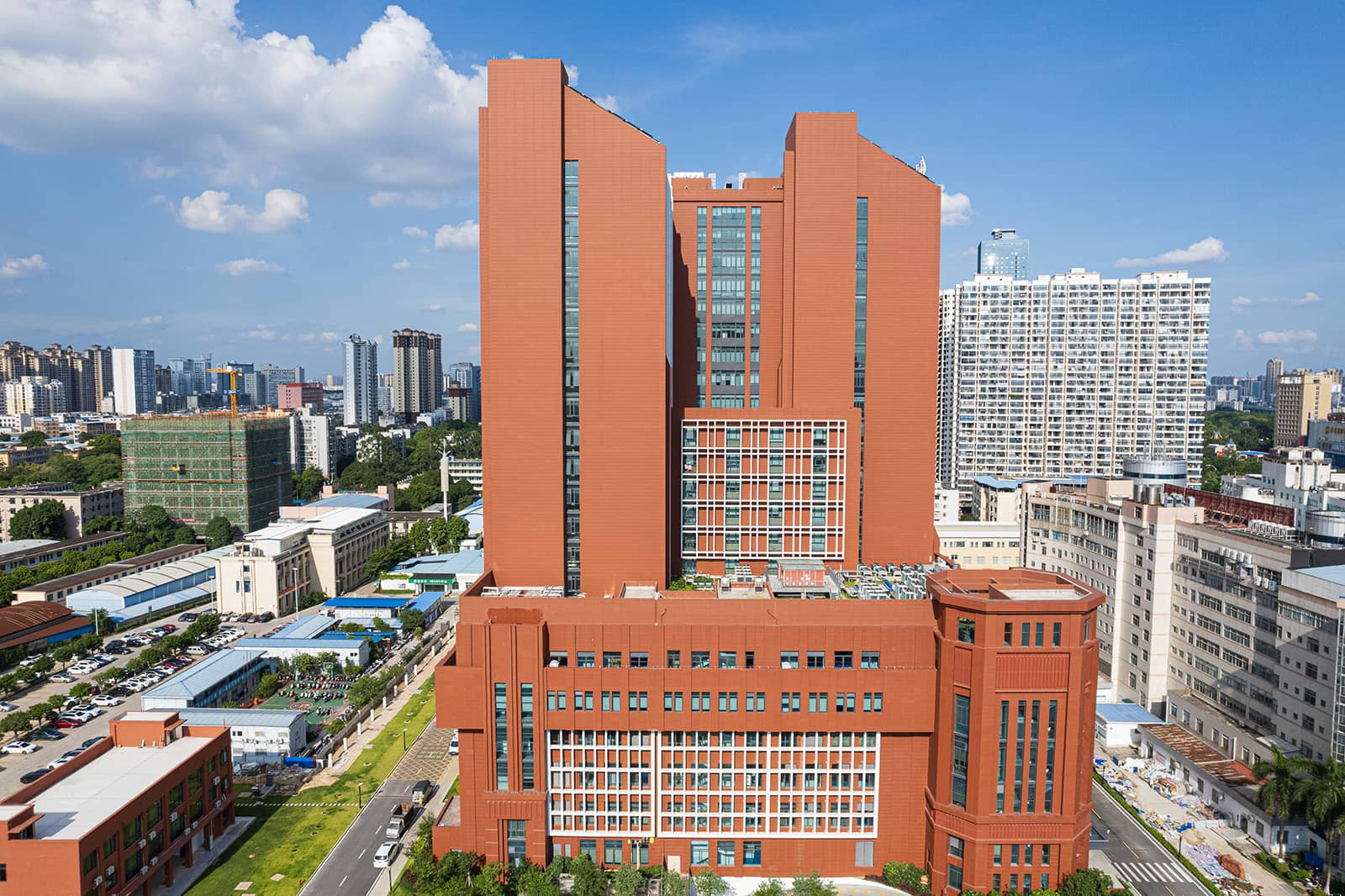 病院外装の豊かな建築輪郭.jpg